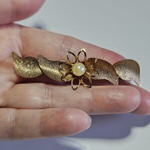 Vintage Lady Ellen Gold Tone Faux Pearl Textured Floral Leafy Hair Clip